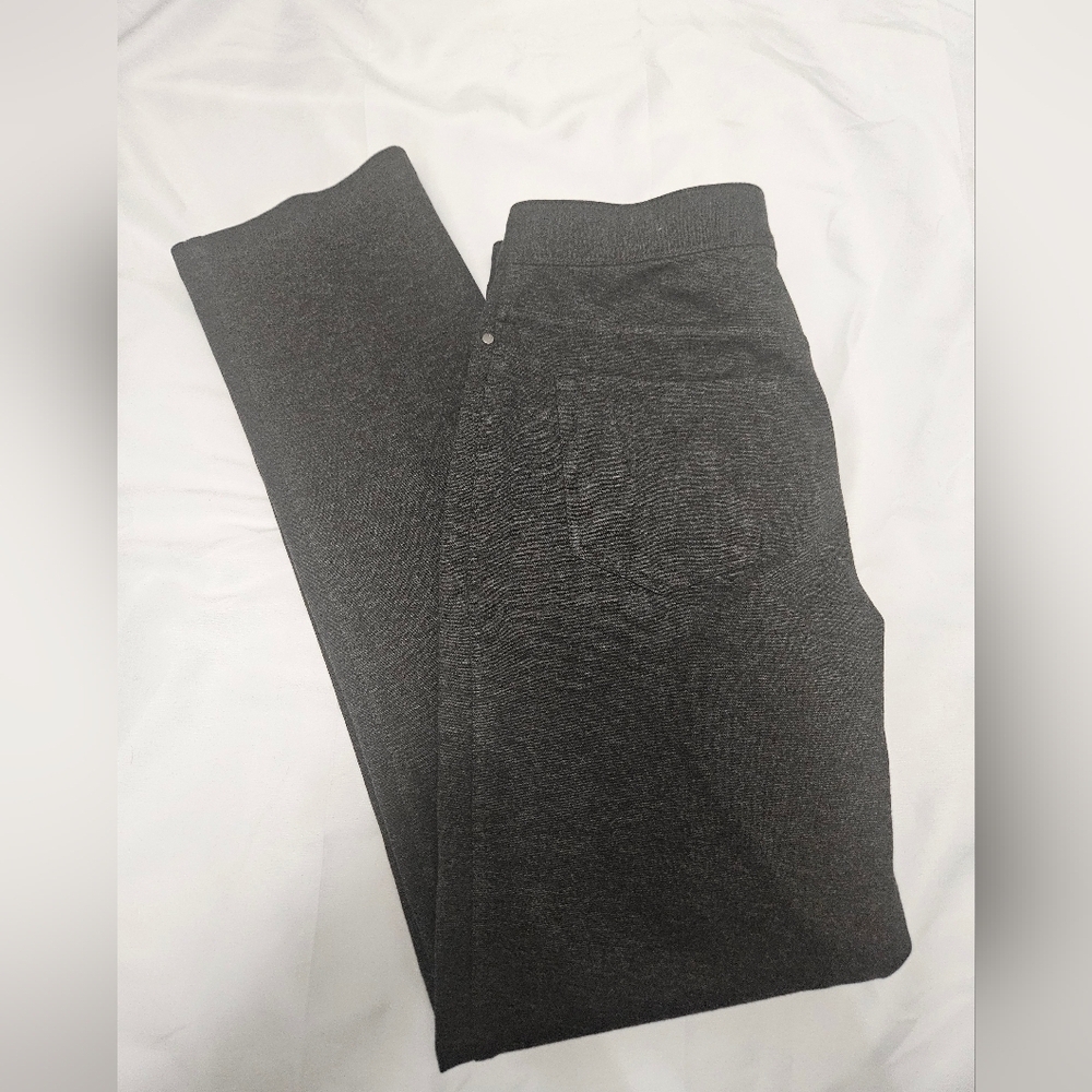 Chicos Gray Straight Leg Stretch Pants!